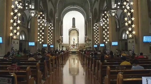 'Filipinos attend New Year\'s eve mass at Manila Cathedral'