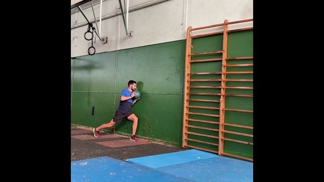 'Inverted overcoming russian one arm push on wall en fente'