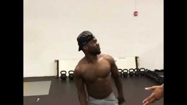 'Kevin Hart caught dancing in the gym while wanting to cause a russ'