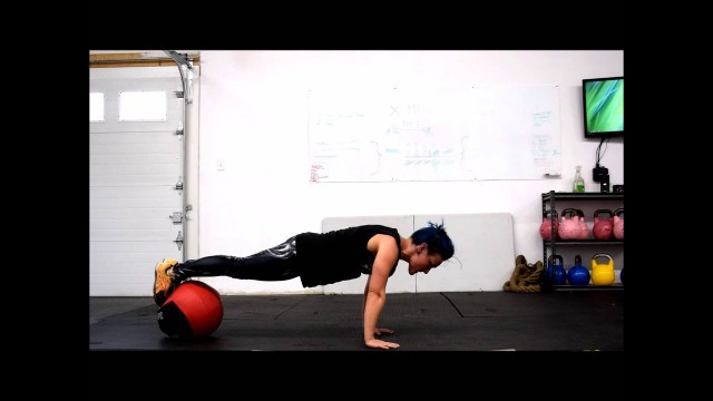 'Fit Bomb - Handstand Core Finisher - Conan'