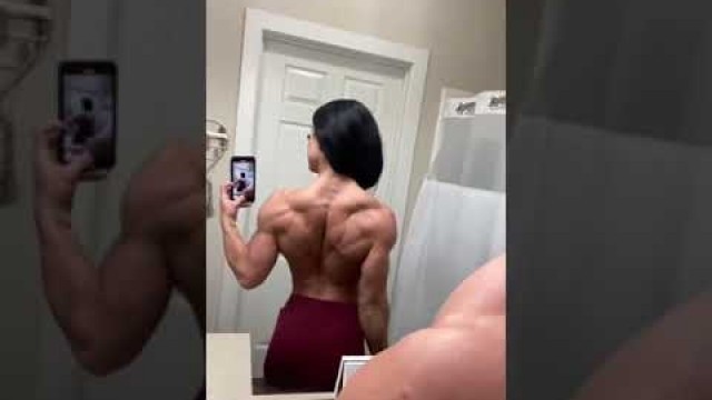 'Female bodybuilder || insane back || rate 0-10 || fitness || posing routine || 