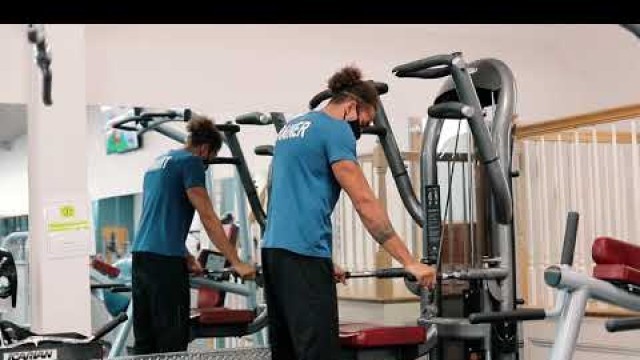 'Gold\'s Gym Tutorials ⎮ Assisted Pull Up / Dip Machine'